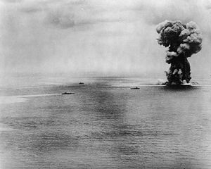 Eine 6 km hohe Sprengwolke markiert die Stelle an der die Yamato explodierte.[1]