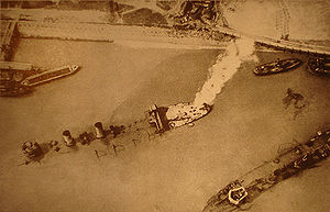 Wracks der versenkten Blockschiffe in der Hafeneinfahrt von Zeebrügge, April 1918.