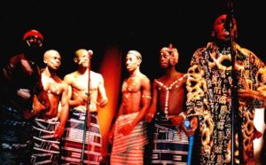 Evince Loba (1. von rechts) mit weiteren Mitgliedern der Gruppe bei einem Auftritt auf der Expo 2000 am 7. August