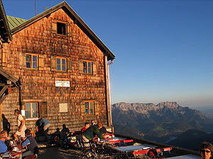 Purtschellerhaus mit Untersberg
