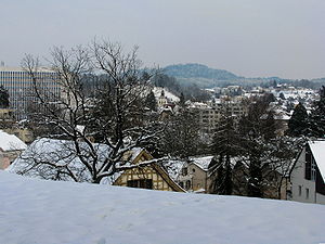 Ansicht von der Schanz auf das Dorfzentrum, links das Joweid-Hochhaus, im Hintergrund der Batzberg