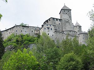 Ostansicht der Burg Taufers - gut erkennbar: der ehemals eingestürzte Bergfried