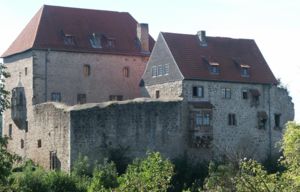 Ansicht vom Buchenstein (Nordansicht), im Vordergrund die „Neue Kemenate“, dahinter der Wohnturm