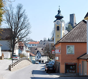 Dorfzentrum und Burg von Westen