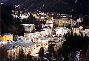 Blick auf den rechts des Wasserfalls liegenden Teil des Ortszentrum mit Kongresshaus, Rathaus und Hotelanlagen. (Aufnahme: 1997)