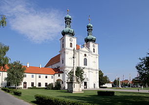 Frauenkirchen, Basilika mit Mariensäule und Klostergebäude