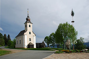 Hauptplatz von Glashütten mit Pfarrkirche und Quarzblock des Geoparks