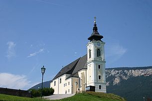 Wahrzeichen der Gemeinde ist die Wallfahrtskirche Maria Kirchbüchl