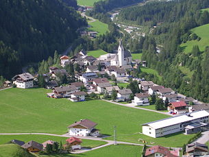 Hauptort Ködnitz mit Pfarrkirche, Gemeindeamt und Schulzentrum (im Vordergrund rechts)