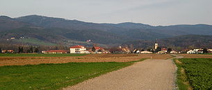 Lanzenkirchen aus dem Steinfeld gesehen; im Hintergrund das Rosaliengebirge