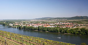 Nordwestansicht von Mautern an der Donau; rechts im Hintergrund das Stift Göttweig und links die 1895 errichtete Donaubrücke.