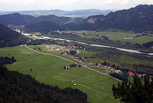 Blick von der "Achsel" (~ 1150 m) auf Musau (diesseits des Lechs) und Unter-Pinswang (jenseits des Lechs)