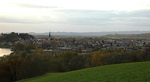 Blick Richtung Nordwesten auf Ottensheim, links am Bildrand die Donau und der Schlossberg