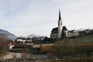 Frastanz mit Pfarrkirche; im Vordergrund fließt die Samina