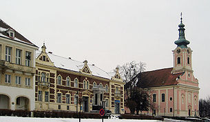 Rathaus, altes Sparkassengebäude (davor das Kriegerdenkmal) und römisch-katholische Pfarrkirche