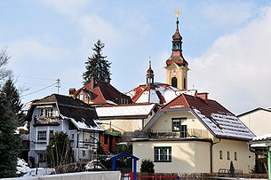 Wohnhäuser mit Pfarrkirche an der Moosburger Straße