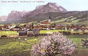 Thalgau ca. 1905, gegen Schober (mit Ruine Wartenfels) und Drachenwand (dazwischen Schafberggipfel), vorn die Salzkammergut-Lokalbahn (Ischlerbahn)