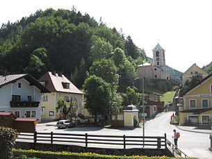Blick auf dem Ortskern mit Gemeindehaus (Zweites Haus von links) und Kirche