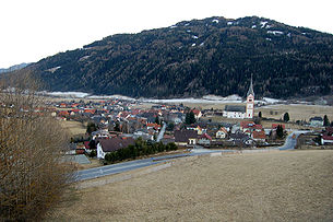Die Gemeinde von Norden, von der Auffahrt zum Kammersberg, im Hintergrund die Stolzalpe (1.870 m ü. A.)