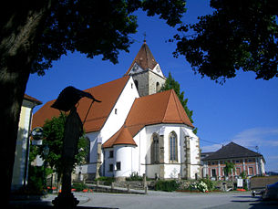 Kirche und Marktplatz von Tragwein