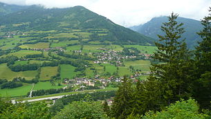 Blick auf Trebesing mit Autobahn-Einhausung und mit den Ortsteilen Zlatting (Mitte oberhalb) und Neuschitz (links oberhalb)