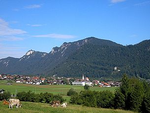 Ansicht von Süden mit den Burgen Vilsegg (rechts) und Falkenstein (Bayern, links)