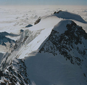 Signalkuppe (hinter der Zumsteinspitze), fotografiert von der Dufourspitze