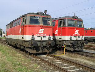Zwei Loks der Reihe 2043 im Juni 2004 in Wels (Oberösterreich)