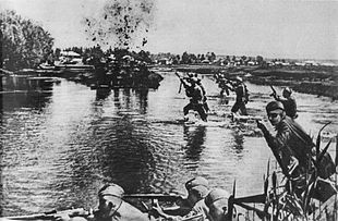Schwarzweißfoto von Soldaten, die einen Fluss durchqueren