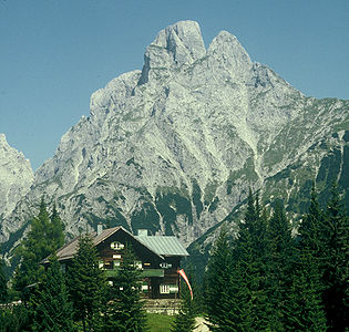 Blick von Südosten auf den Admonter Reichenstein, rechts vom Hauptgipfel das Totenköpfl. Im Vordergrund die Mödlinger Hütte