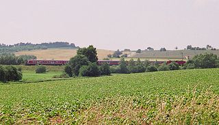 Ein Regionalexpress überquert im Sommer 2007die ehemalige innerdeutsche Grenze, die entlang des Bachlaufes im Vordergrund verlief.