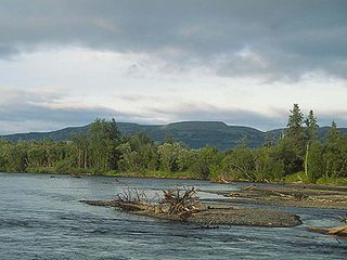 Der Kwethluk River im Yukon Delta National Wildlife Refuge, im Hintergrund der Three-Step Mountain