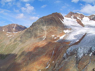 Ötztaler Urkund (Bildmitte), rechts davon die Wildspitze, links im Hintergrund der Vordere Brochkogel