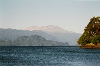 Puyehue vom westlich gelegenen Lago Puyehue aus.