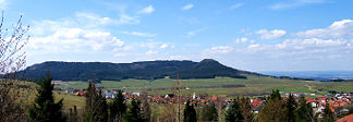 Blick über Deilingen zum Hochberg (links) und Oberhohenberg (rechts)