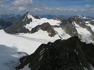 Schrankogel (links) von der Ruderhofspitze gesehen, die früher vollständig verfirnte Nordflanke apert zunehmend aus