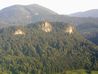 Die Falkensteinmauer, fotografiert vom Gehöft Berg am Frankenfelsberg