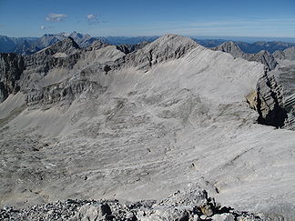 Der Gipfel (knapp rechts der Mitte) von der Breitgrieskarspitze