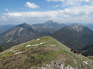 Blick vom Jochberg auf Rabenkopf (links), Benediktenwand (Mitte), Hirschhörnlkopf (rechts)