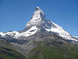 Ost- und Nordwand des Matterhorns, an der Licht-/Schattengrenze der Hörnligrat