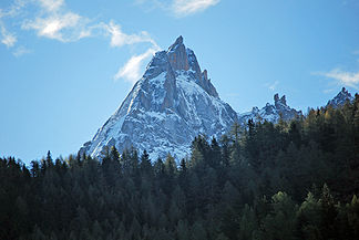 Blick auf die Westwand der Aiguille de Blaitière von Chamonix, rechts: Aiguille des Ciseaux und Aiguille du Fou