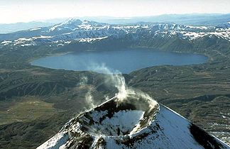 Der Vulkan Karymski, im Hintergrund südlich die vom Karymskoje-See ausgefüllte Caldera Akademija Nauk