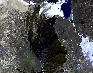 Der Schildvulkan Alayta, oben rechts der Afrerasee, Landsat-Aufnahme.