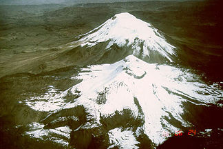 Im Vordergrund befindet sich der Sabancaya, dahinter der Nevado Ampato