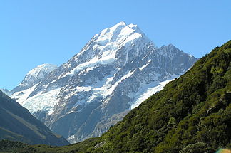 Mount Hicks links hinter dem Mount Cook