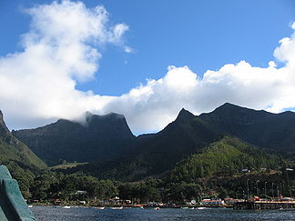Blick auf San Juan Bautista und den Cerro El Yunque im Hintergrund, von der Bahia Cumberland aus gesehen