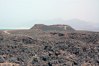 Schlackenkegel des Ardoukoba, im Hintergrund der Assalsee