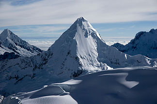 Der Gipfel des Artesonraju, gesehen vom Nevado Pisco