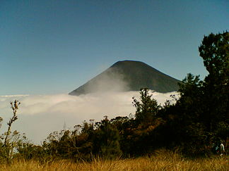 Aus den Wolken ragender Gipfel des Atitlán