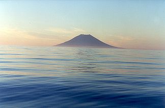 Atlassow-Insel mit dem Vulkan Alaid